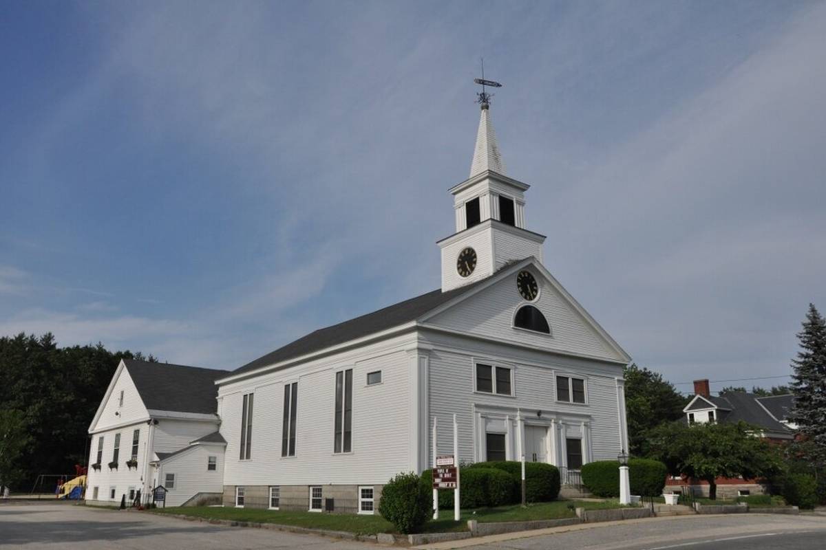 White Congregational church at the town center in Pelham NH